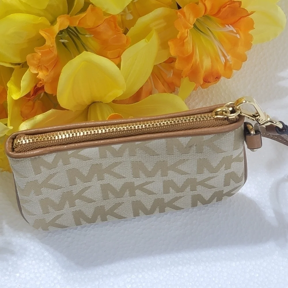 MICHAEL KORS WOMEN WRISTLET WALLET TAN/BROWN
